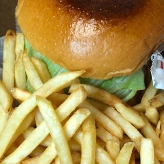 Classic Cheeseburger Burger w/Fries